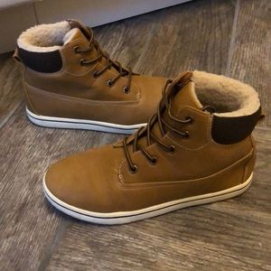 Joe Fresh boys lace high top boots.